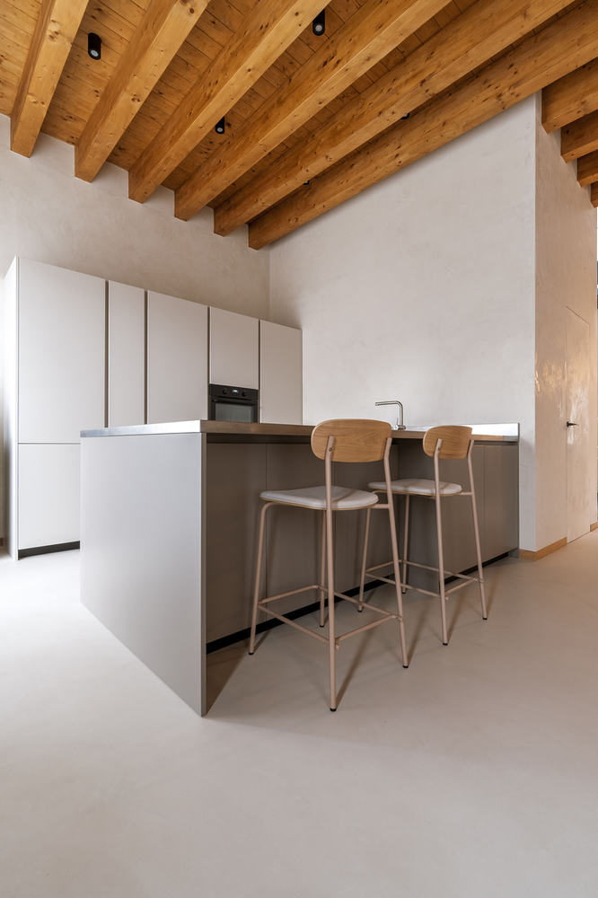 Interno residenziale con pareti e pavimento in superficie continua
